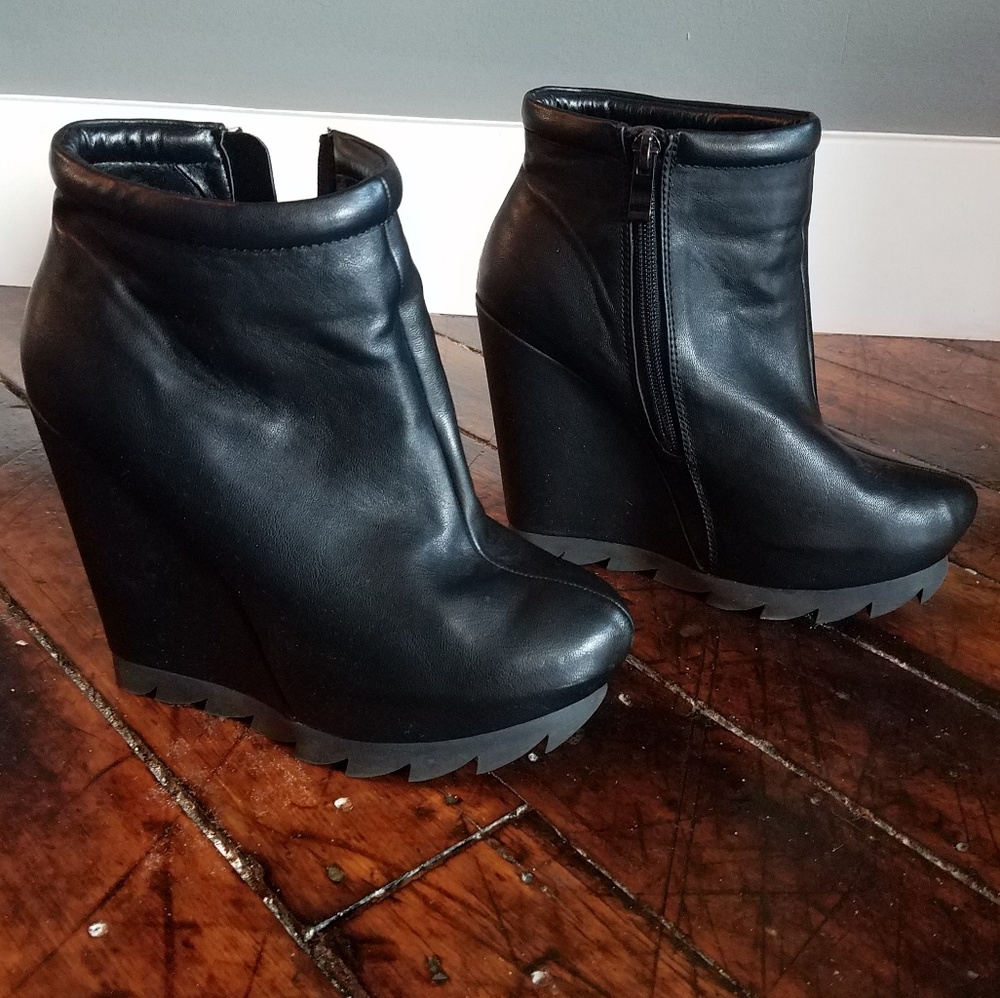 High wedge ankle booties with zipper in black